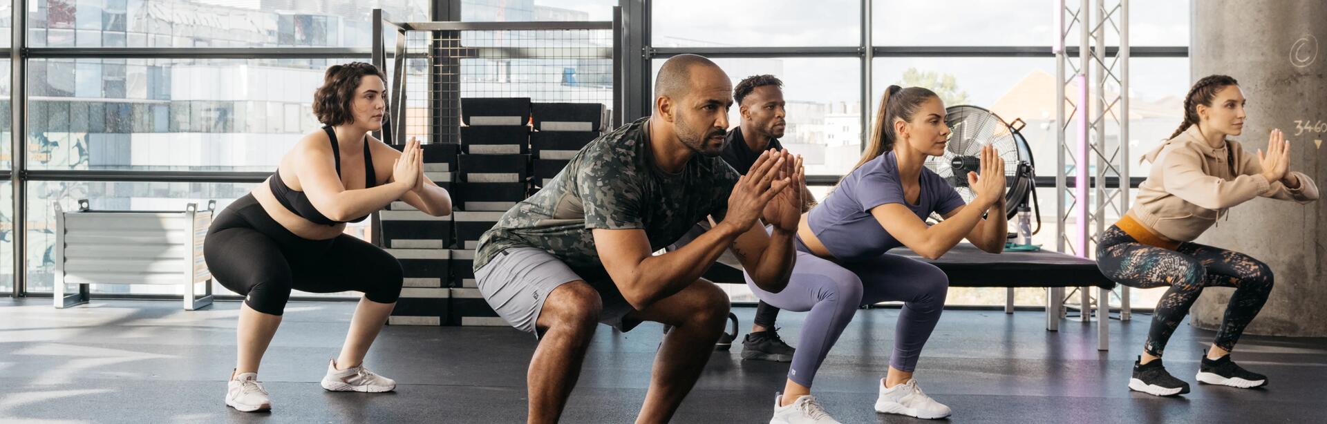kobiety i mężczyźni trenujący w odzieży fitness