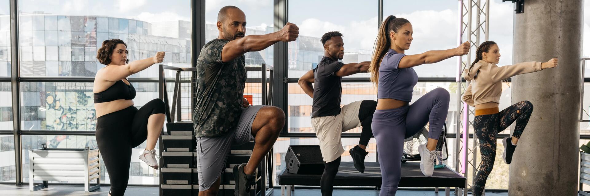 Gruppe Menschen beim Cardio Step Aerobic ohne Zubehör!