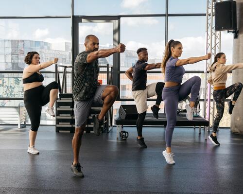 Kobieta ćwicząca na macie pilates dla początkujących przy ścianie