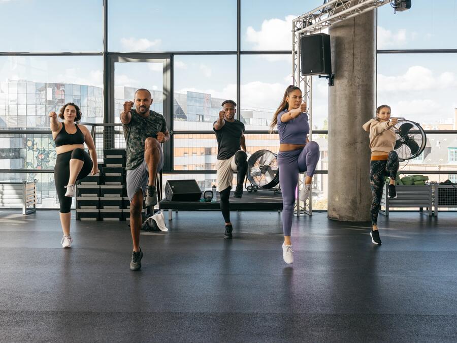 5 personnes qui réalisent une flexion des jambes dos à dos