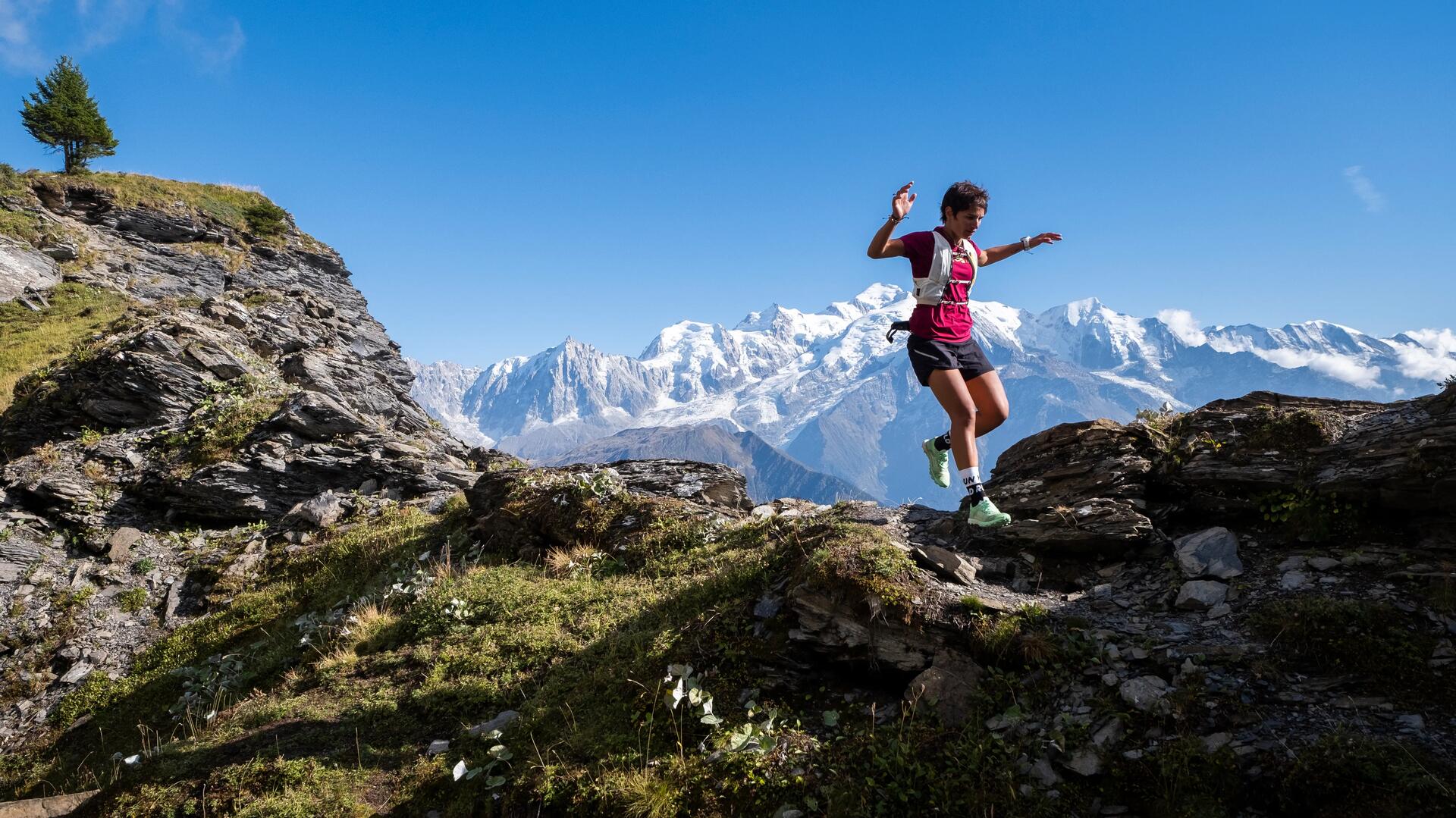 kobieta biegnąca  w kamizelce do biegania po górach