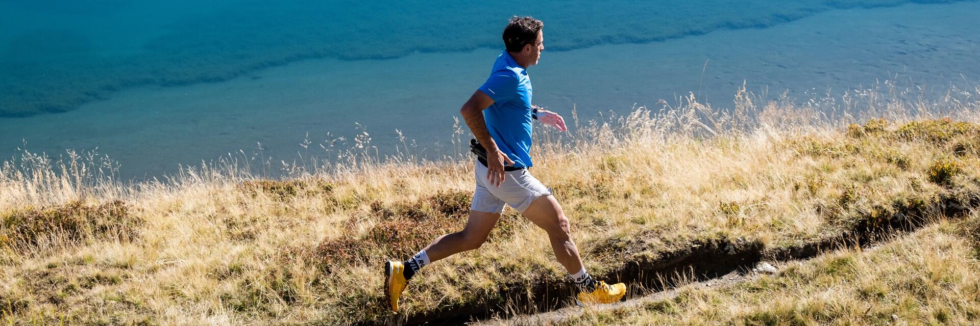 Mężczyzna w odzieży do biegania trenujący bieganie w terenie narażony na odciski po bieganiu