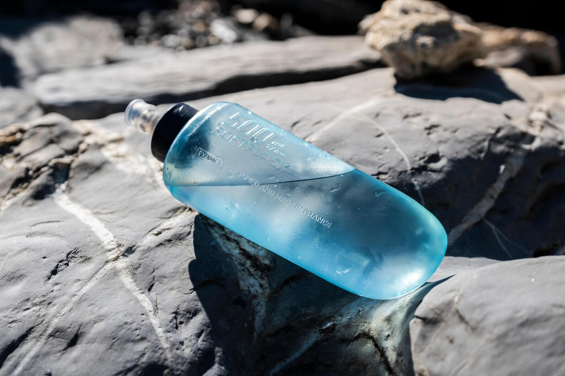 femme qui court avec sa bouteille d'eau