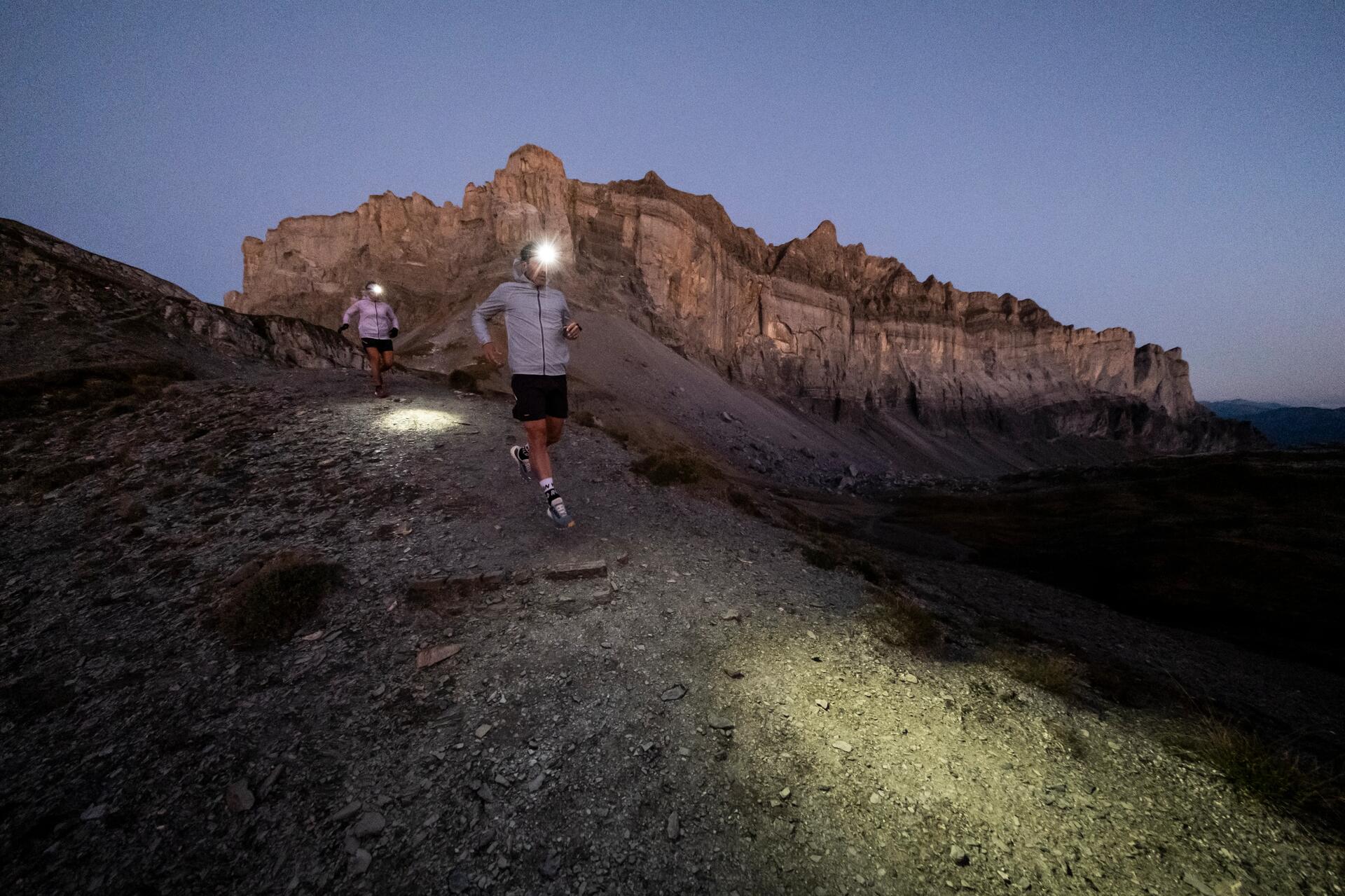 lanterna frontal para trail running da decathlon