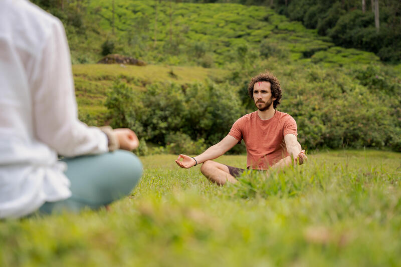 Pozycja kwiatu lotosu (Padmasana) – jak poprawnie ją wykonać?