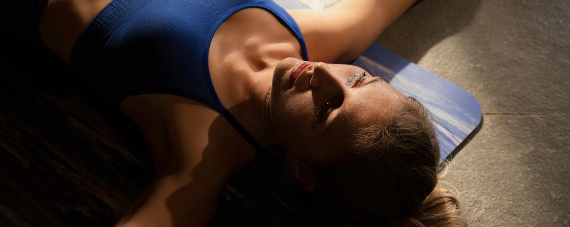 Postura del muerto yoga