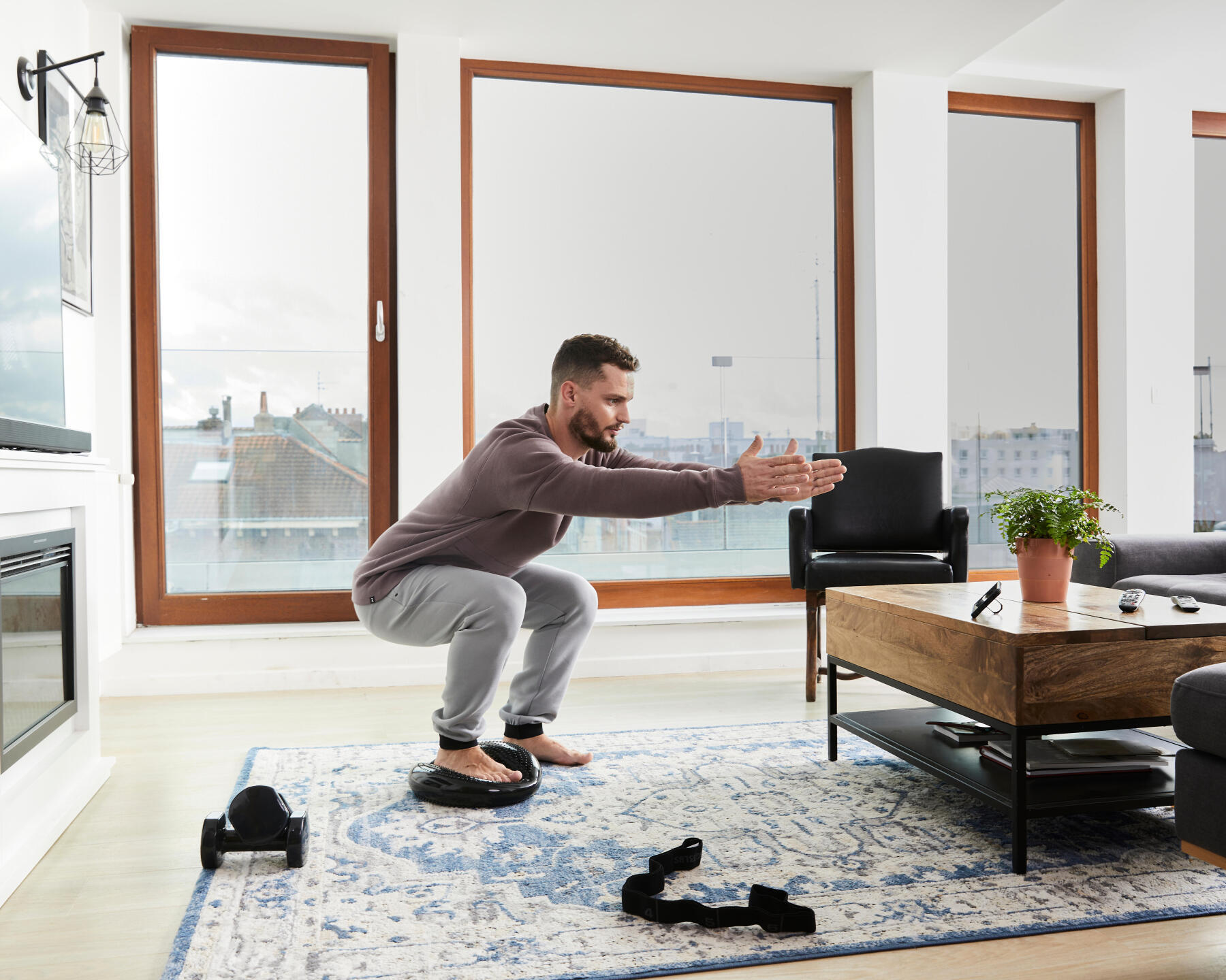 homem a praticar exercício com roupa nyamba e material de pilates nyamba e domyos