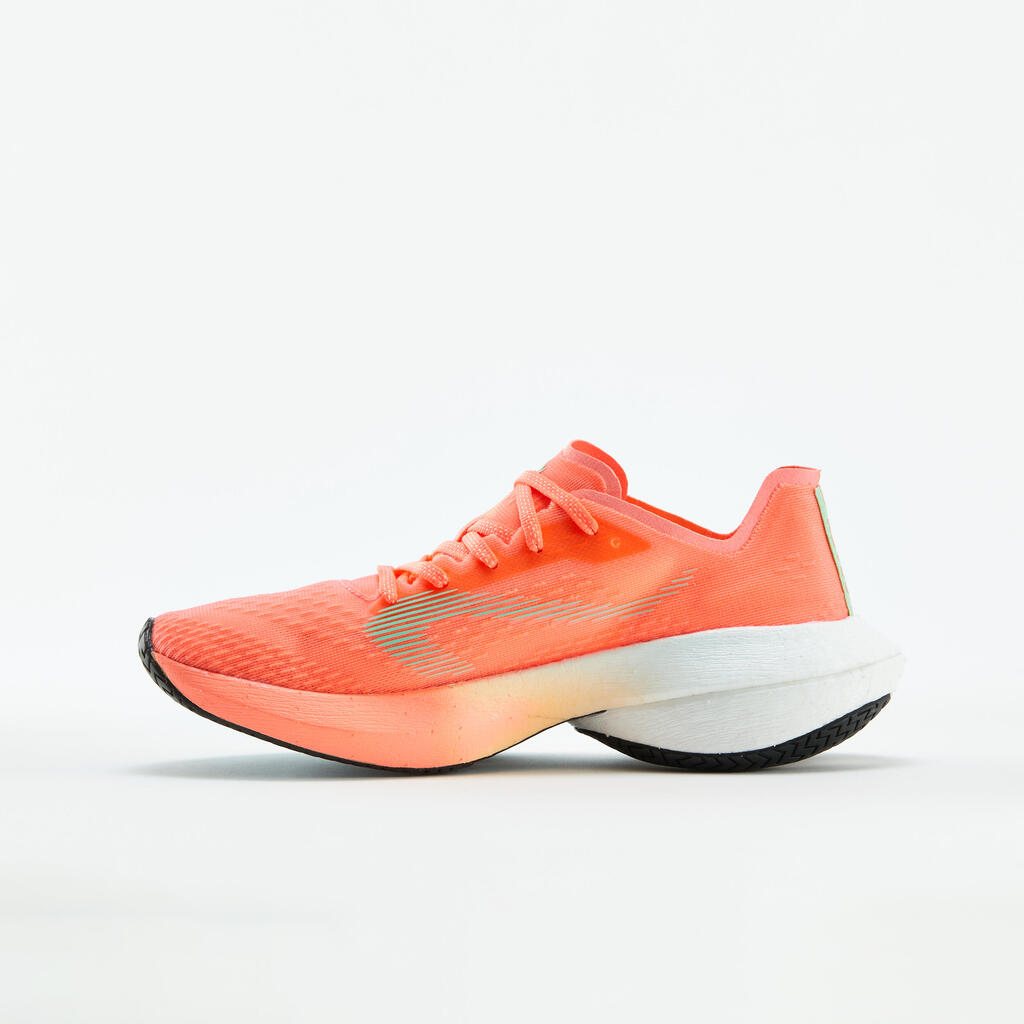 נעלי ריצה לנשים KIPRUN KD900 - קורל