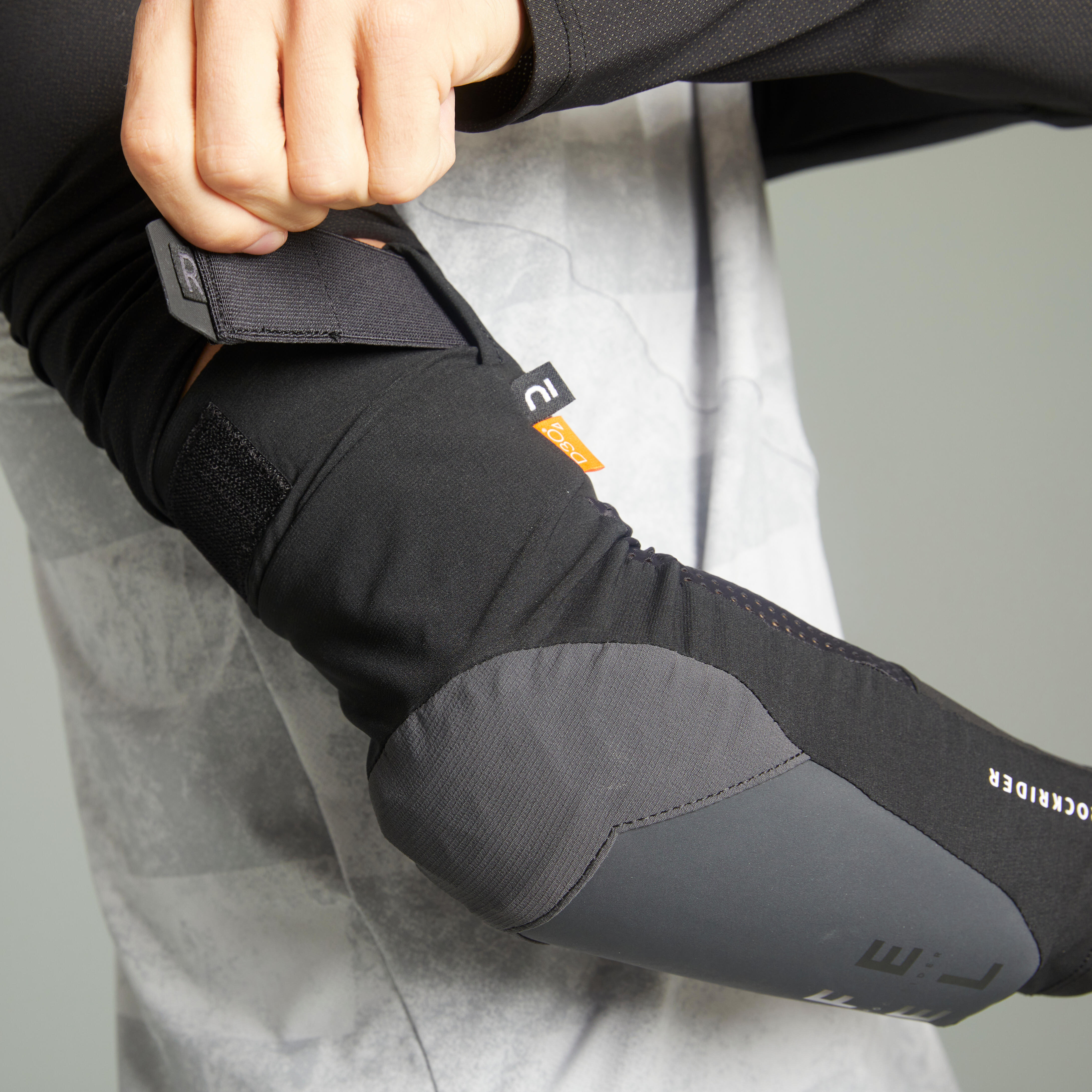 ROCKRIDER Chrániče lakťov FEEL D_STRONG D3O® na horskú cyklistiku All-mountain Enduro S · záber 5