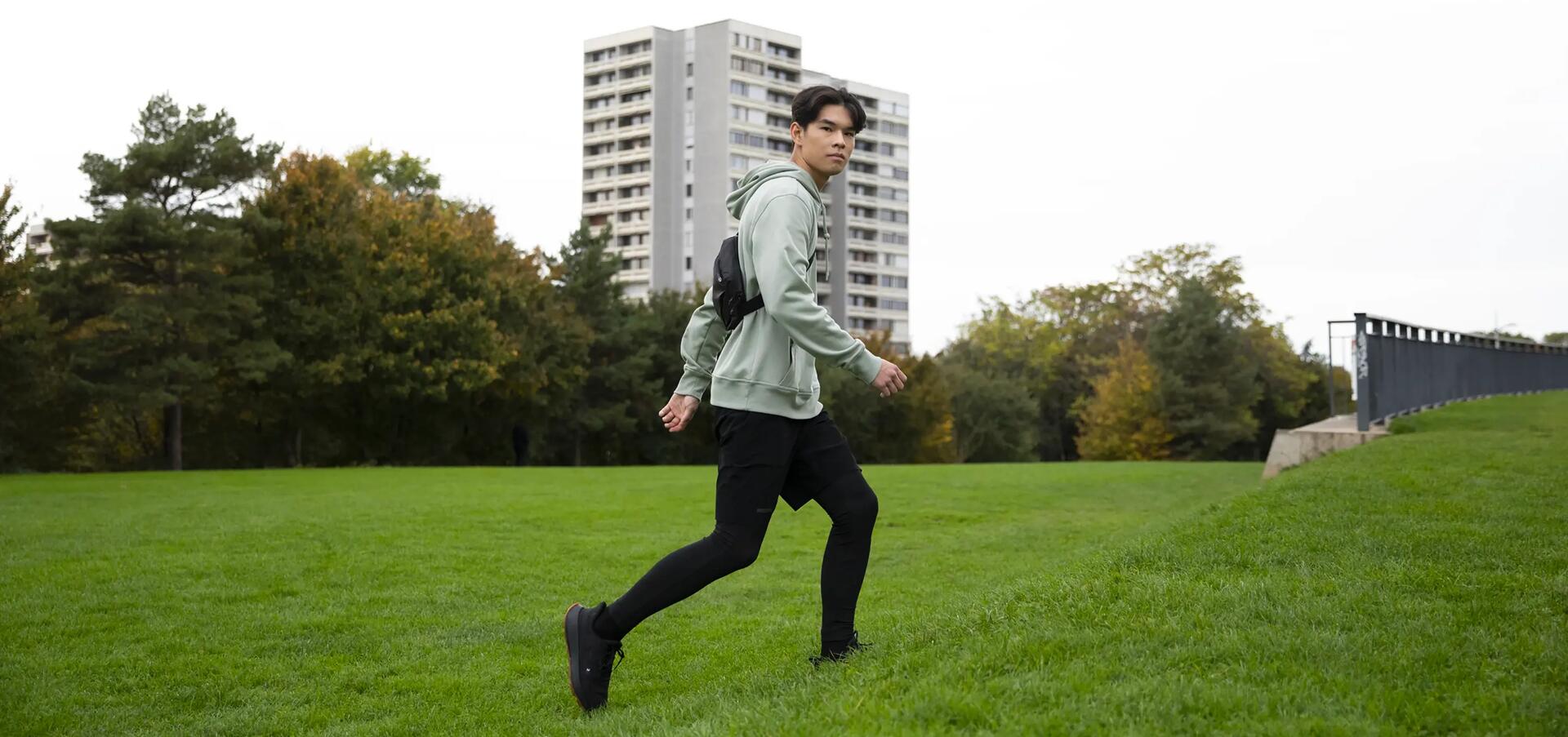 Mężczyzna w butach sportowych uprawiający power walking w pwarku