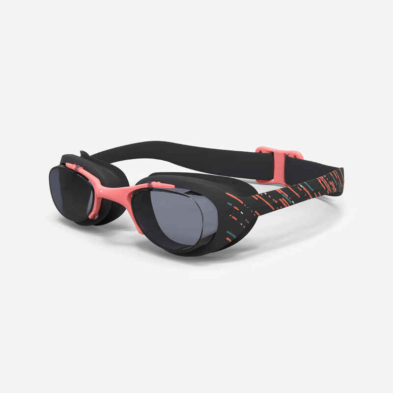 XBASE 100 PRINT ADULT SWIMMING GOGGLES - CLEAR LENSES - BLACK / CORAL XBASE 100 PRINT ADULT SWIMMING GOGGLES - CLEAR LENSES - BLACK / CORAL