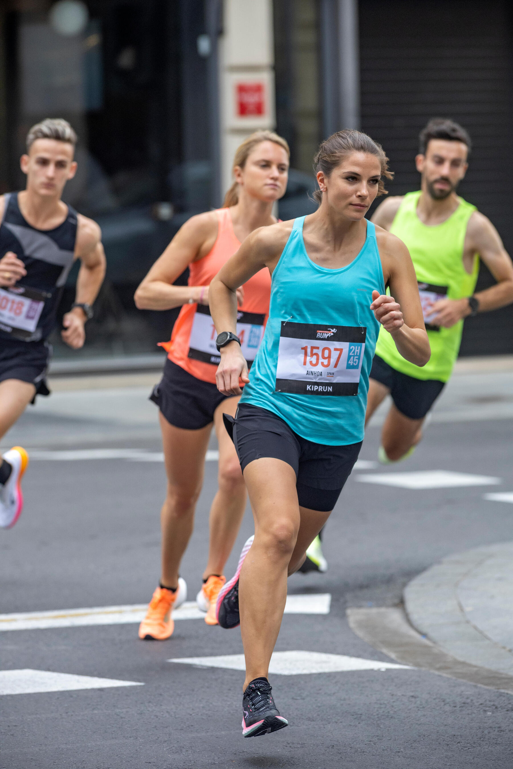 Zawodnicy w strojach do biegania biorący udział w maratonie