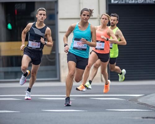 Ludzie w odzieży sportowej biegnący w jednym z najlepszych półmaratonów w europie