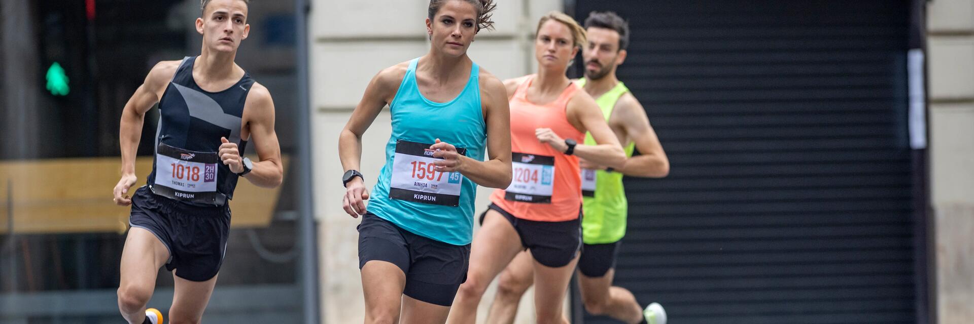 Ludzie w odzieży sportowej biegnący w jednym z najlepszych półmaratonów w europie
