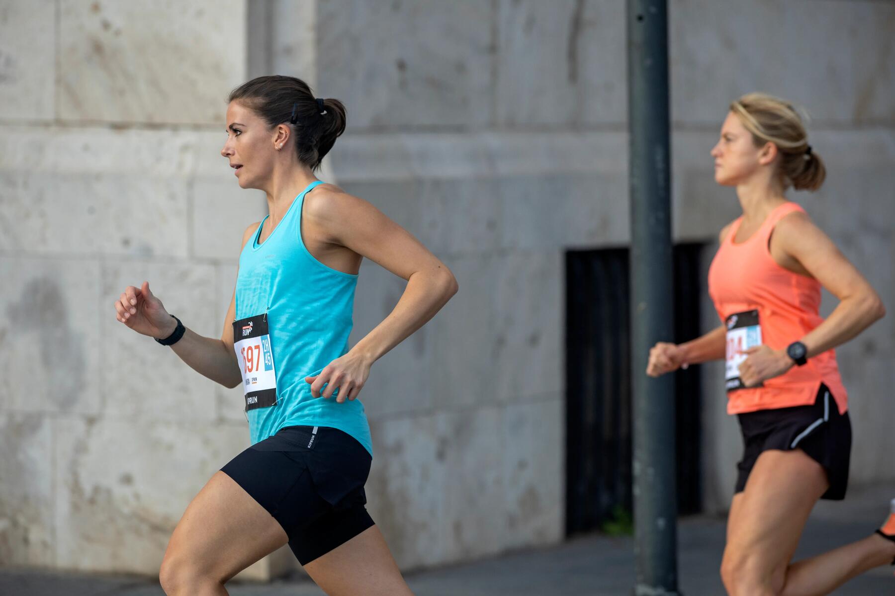 Kobiety biegnące w maratonie w strojach sportowych