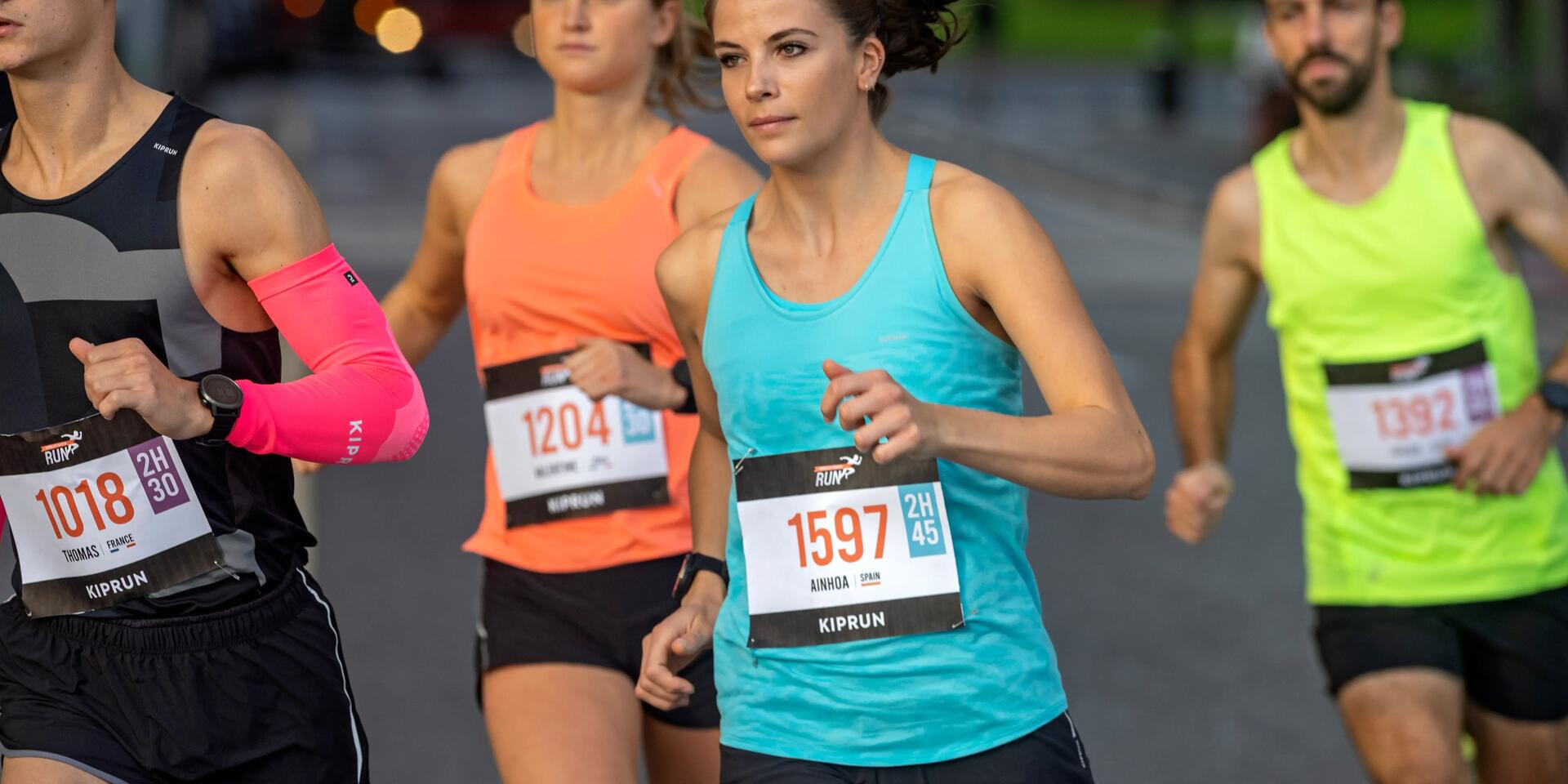 kobiety i mężczyźni biegnący w maratonie  w odzieży do biegania 