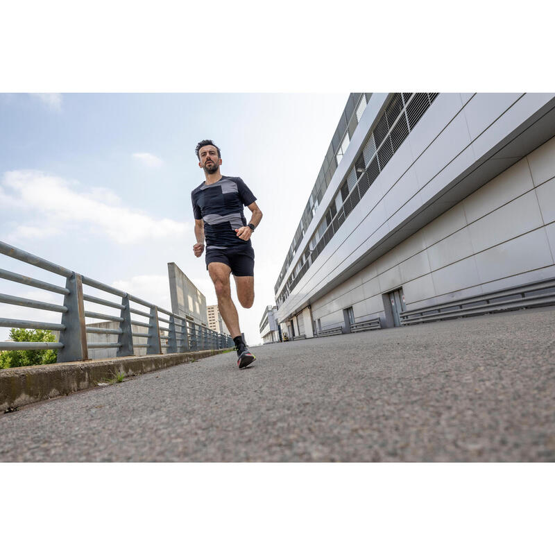 Camiseta running transpirable Hombre - KIPRUN LIGHT NEGRO