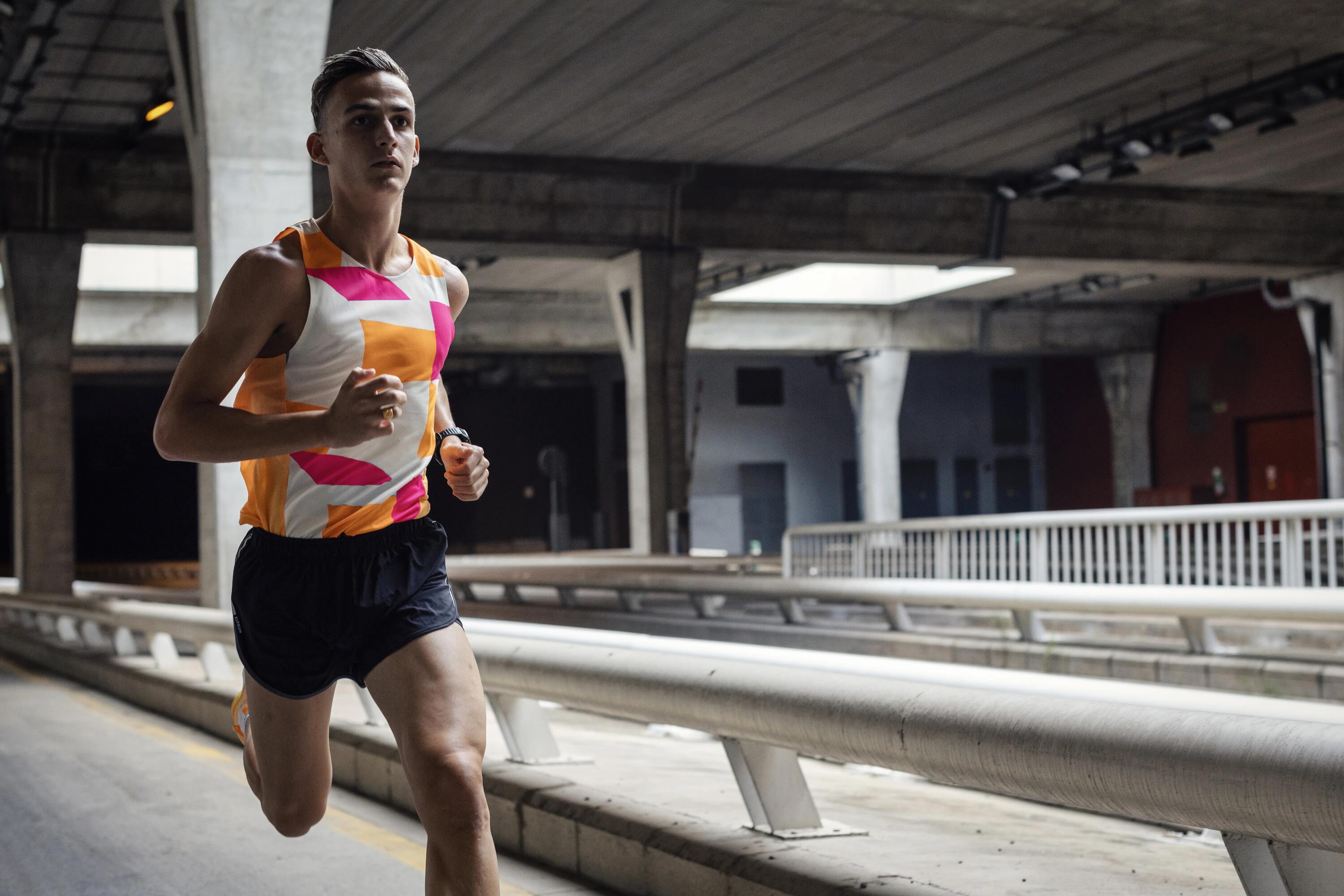 KIPRUN LIGHT MEN'S BREATHABLE RUNNING TANK TOP-MANGO/WAVE 10/11