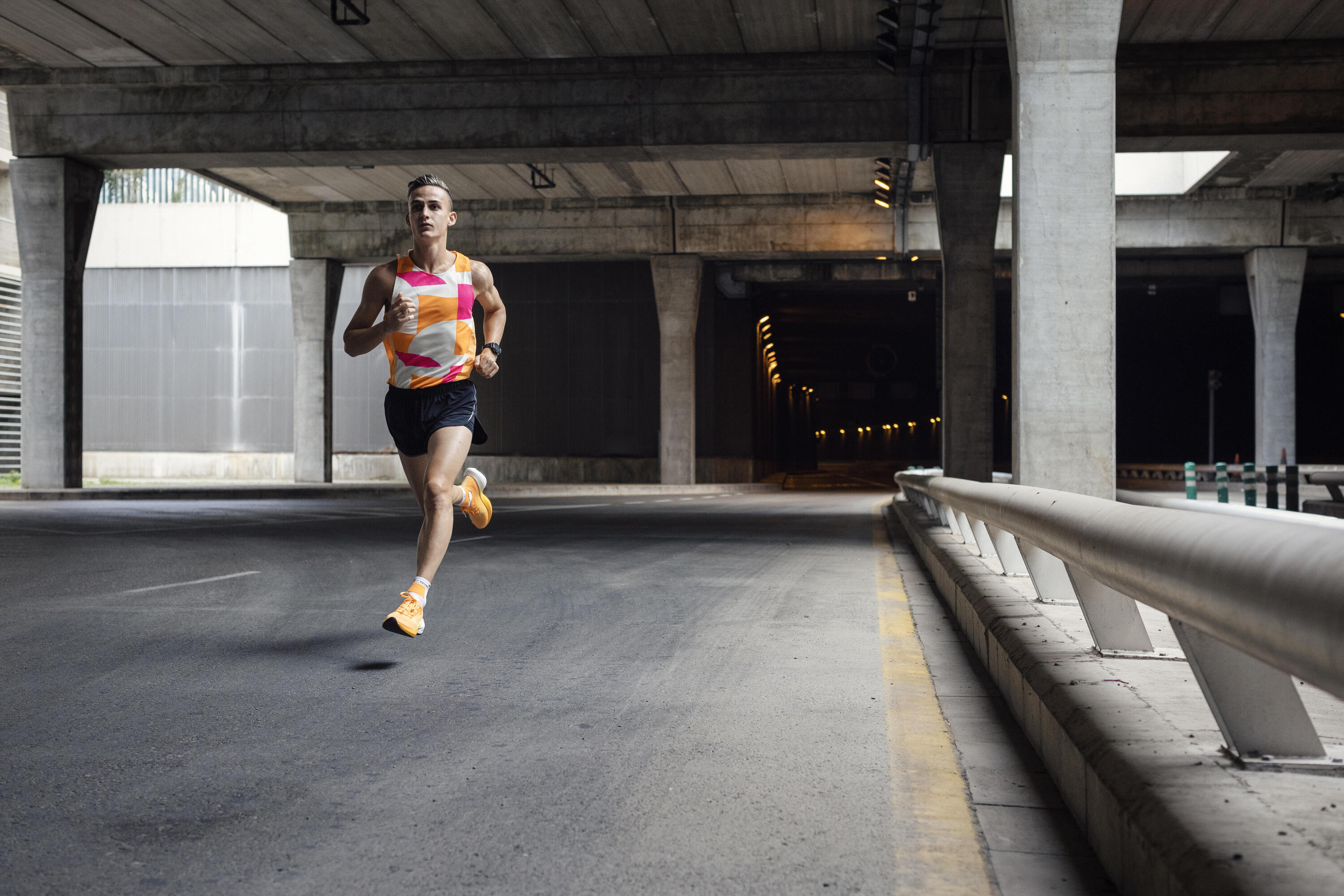 KIPRUN LIGHT MEN'S BREATHABLE RUNNING TANK TOP-MANGO/WAVE 8/11