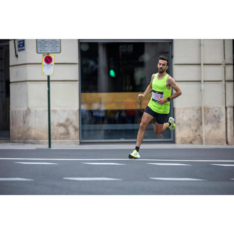 CAMISETA SIN MANGAS RUNNING HOMBRE TRANSPIRABLE KIPRUN AMARILLO 