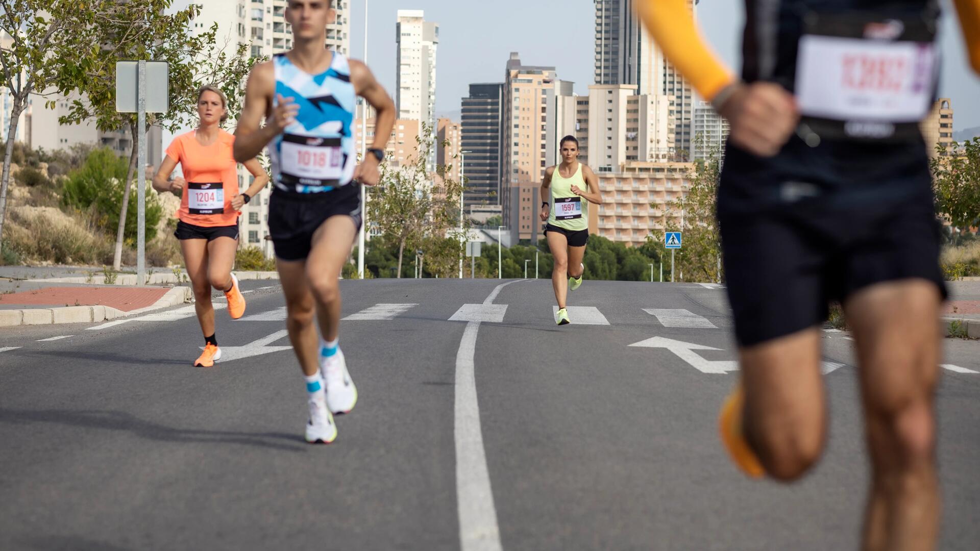 mujer corriendo media maratón