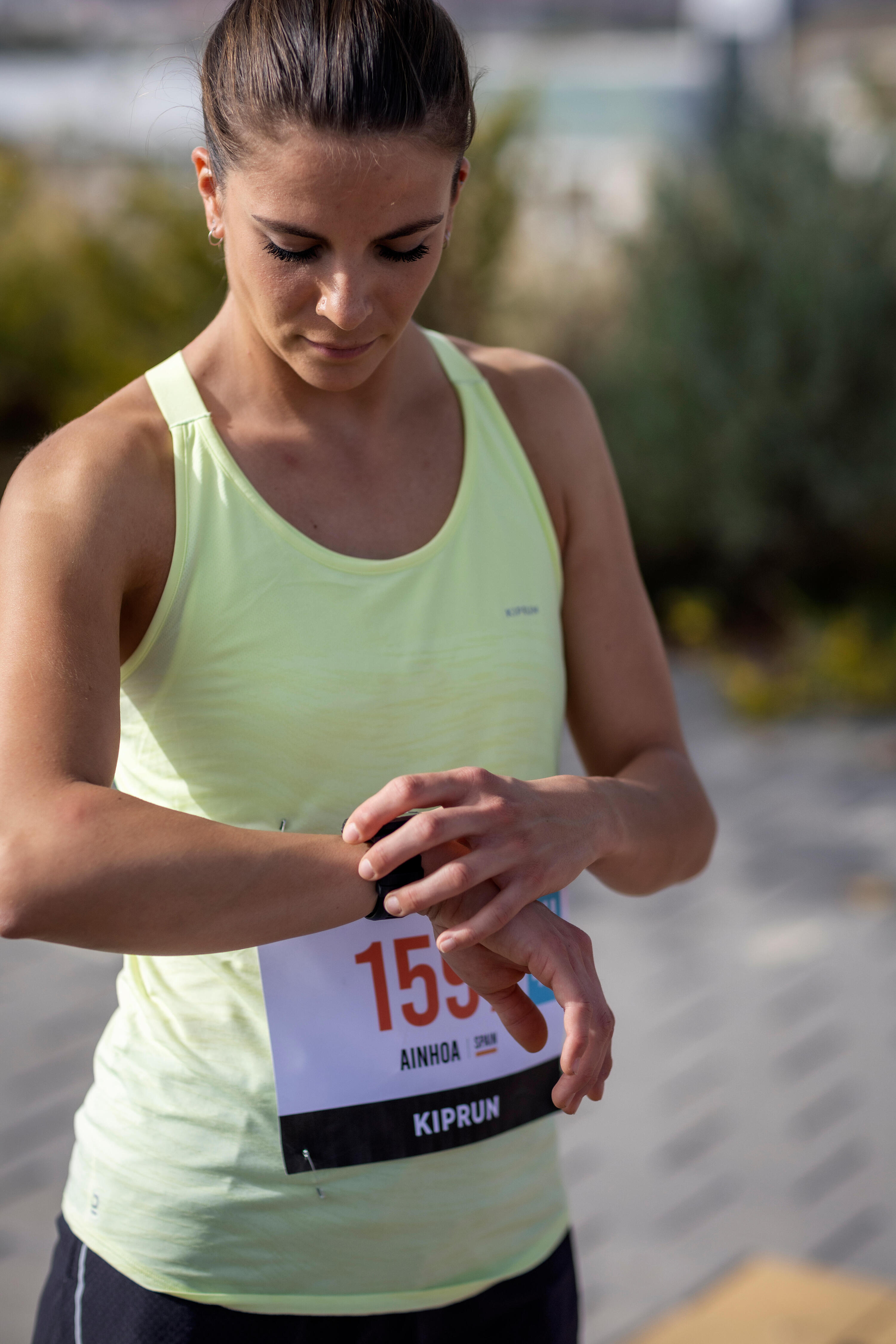 POLERA SOSTÉN INTEGRADO RUNNING MUJER KIPRUN RUN500 COMODIDAD 10/11