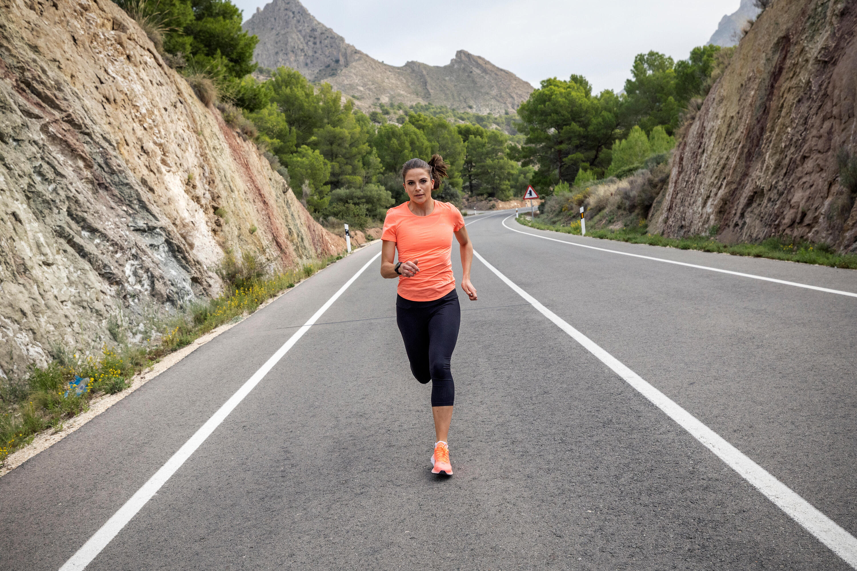 Women's Running & Trail Seamless T-Shirt KIPRUN Run 500 Comfort-Coral 7/9