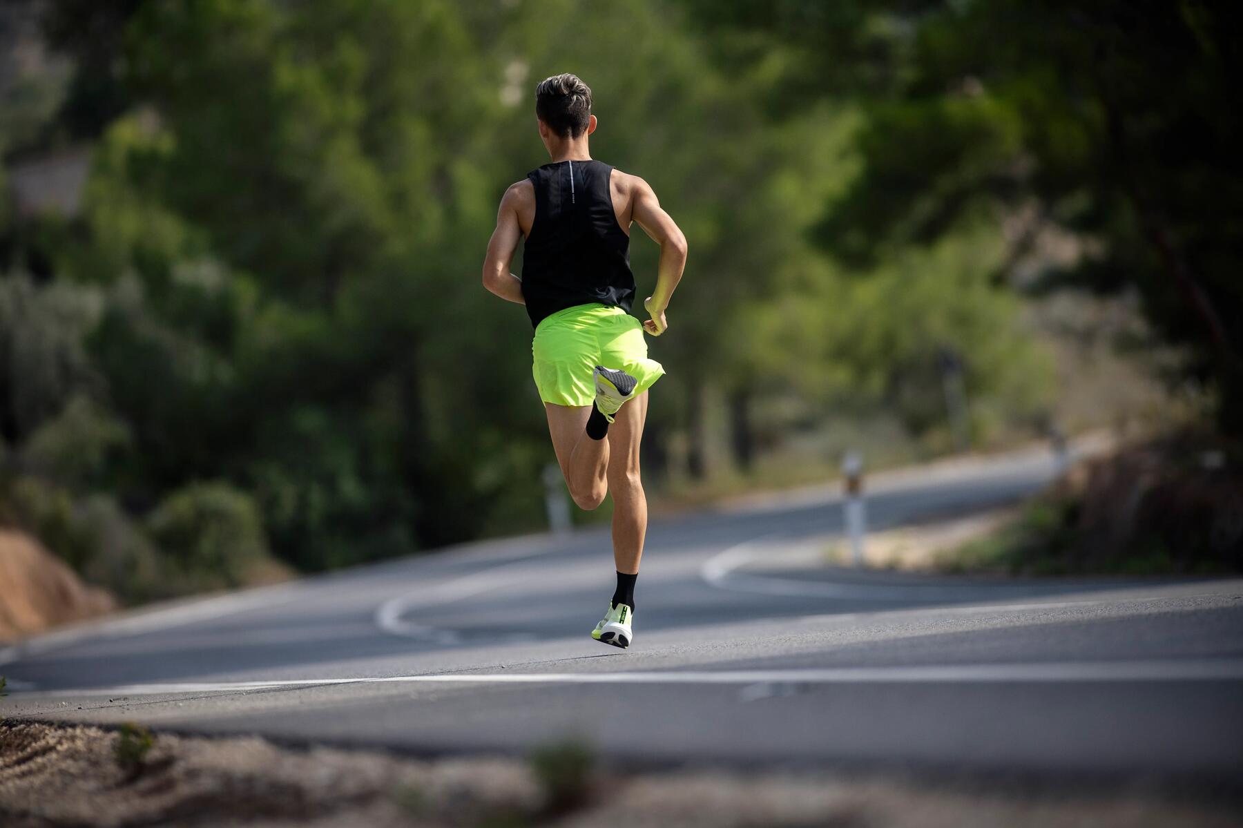 Coureur avec lunette de soleil running