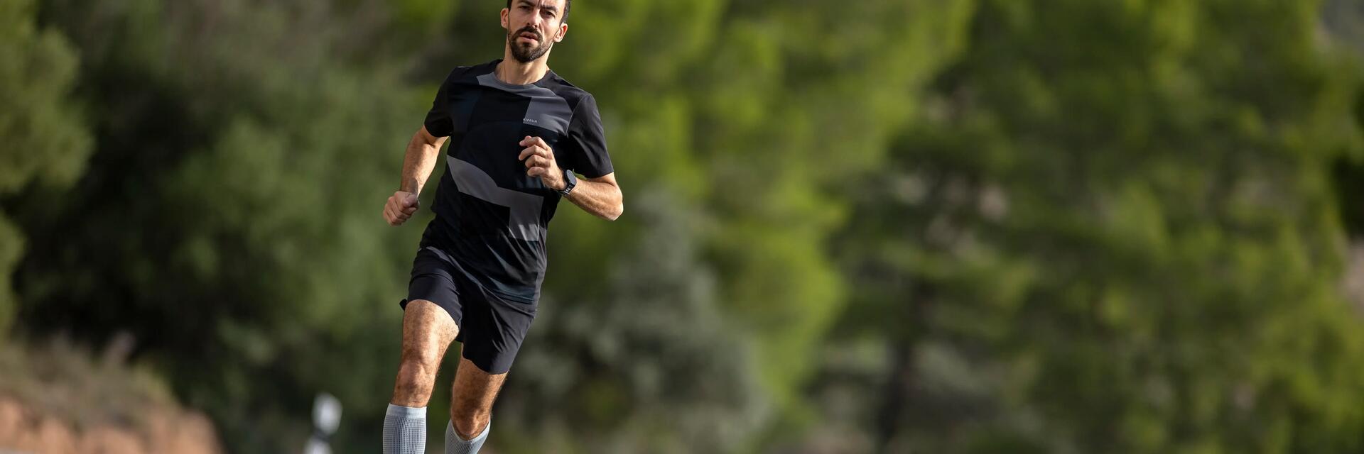 Mężczyzna trenujący do maratonu bieganie metodą hansonów