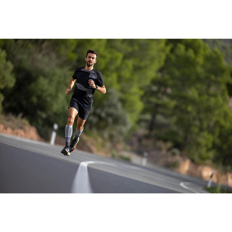 Camiseta de running transpirable Hombre - KIPRUN 900 LIGHT Negro y gris carbono 