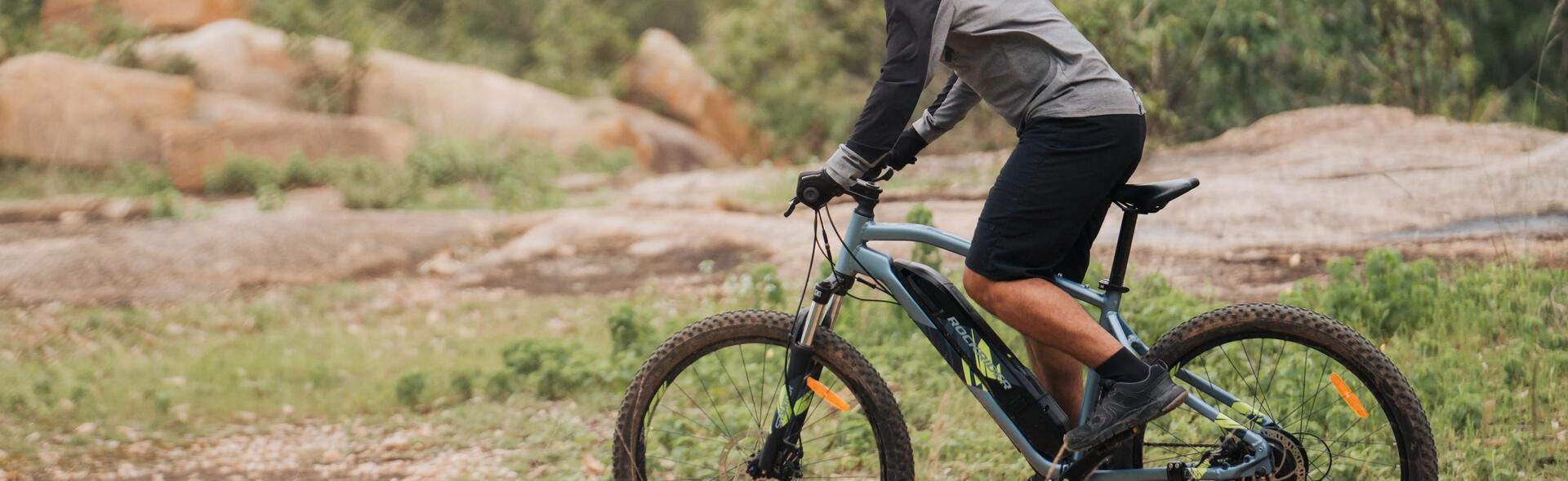 Rowerzysta na rowerze MTB jadący po lesie