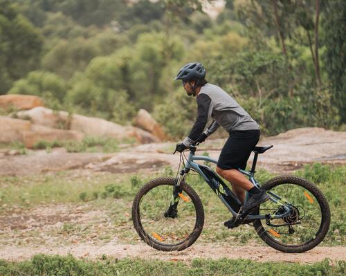 Rowerzysta na rowerze MTB jadący po lesie