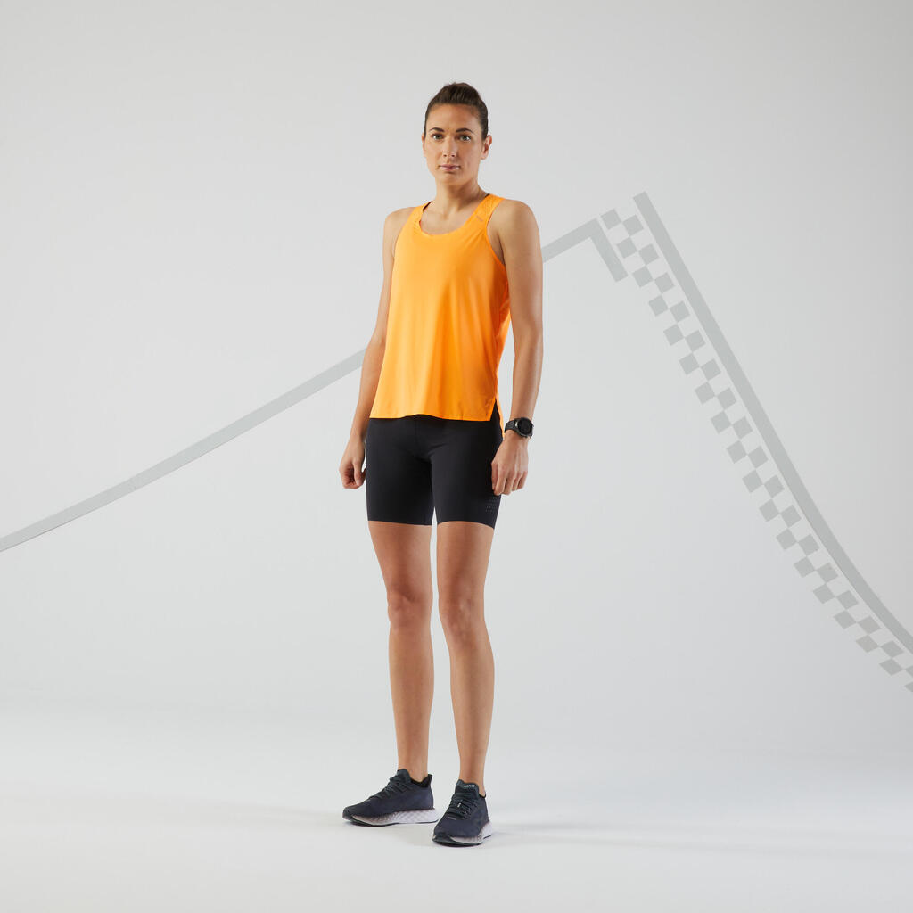 MAJICA BEZ RUKAVA KIPRUN RUN 500 ŽENSKA SA UGRAĐENIM GRUDNJAKOM ZELENA