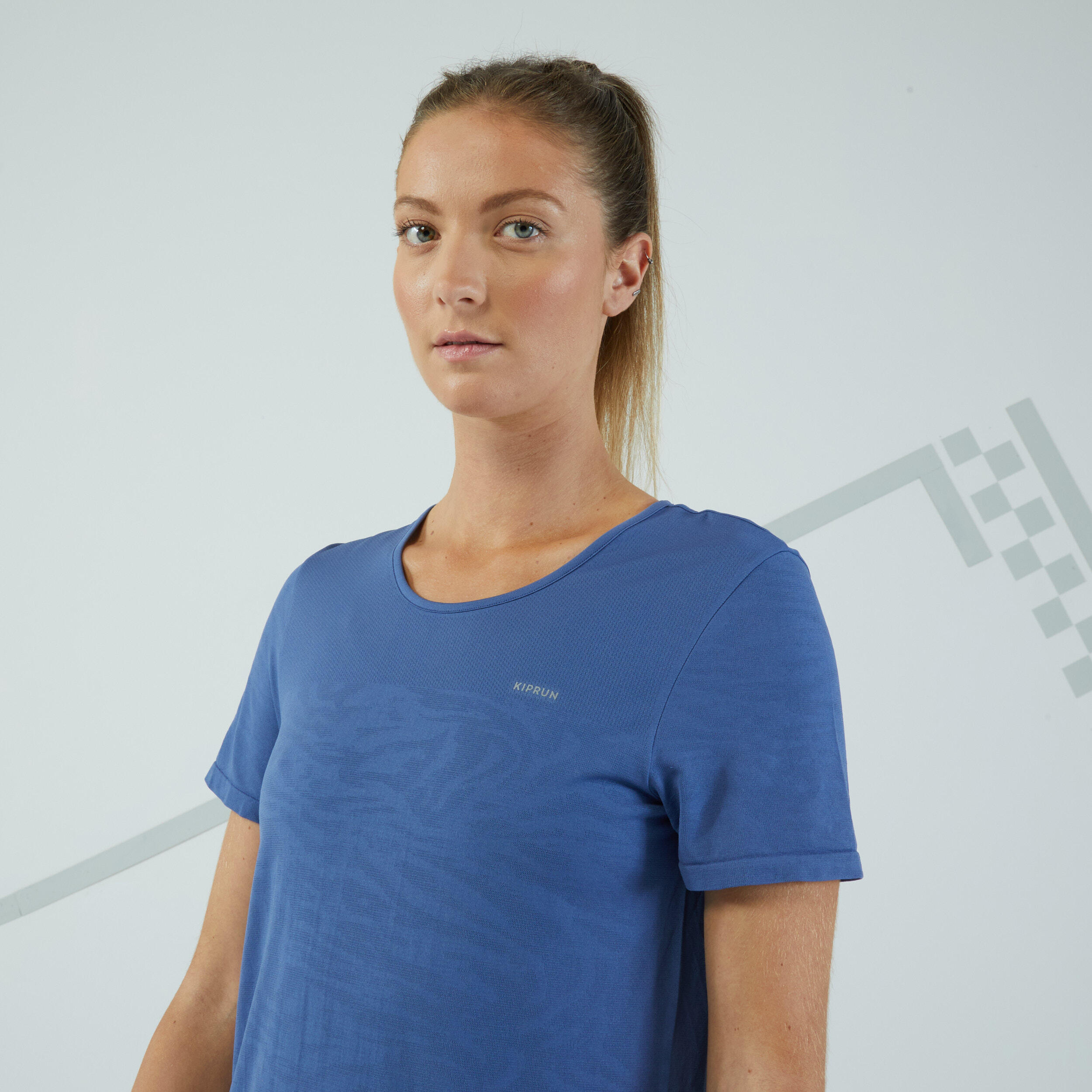 Women's Running& Trail Seamless T-Shirt KIPRUN Run 500 Comfort-Storm Blue 4/7