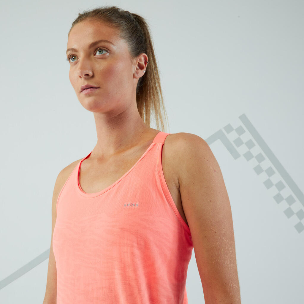 MAJICA BEZ RUKAVA KIPRUN RUN 500 ŽENSKA SA UGRAĐENIM GRUDNJAKOM ZELENA
