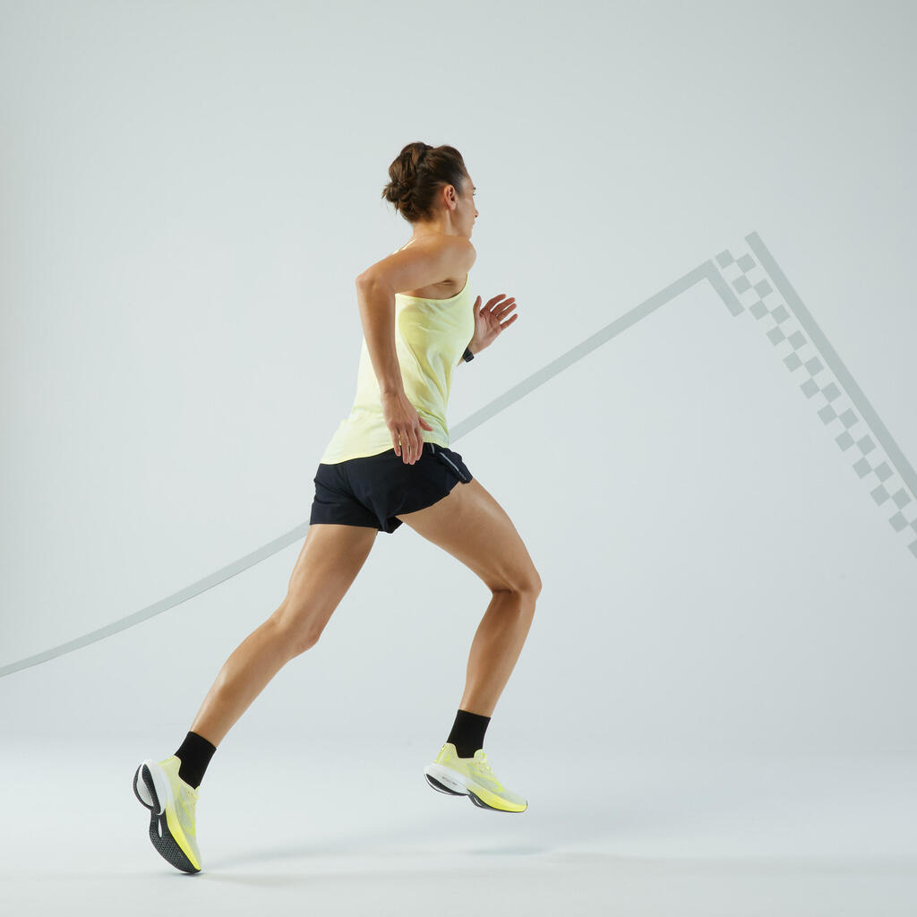 גופיית ריצה לנשים ללא תפרים - דגם KIPRUN Run 500 Comfort צהוב