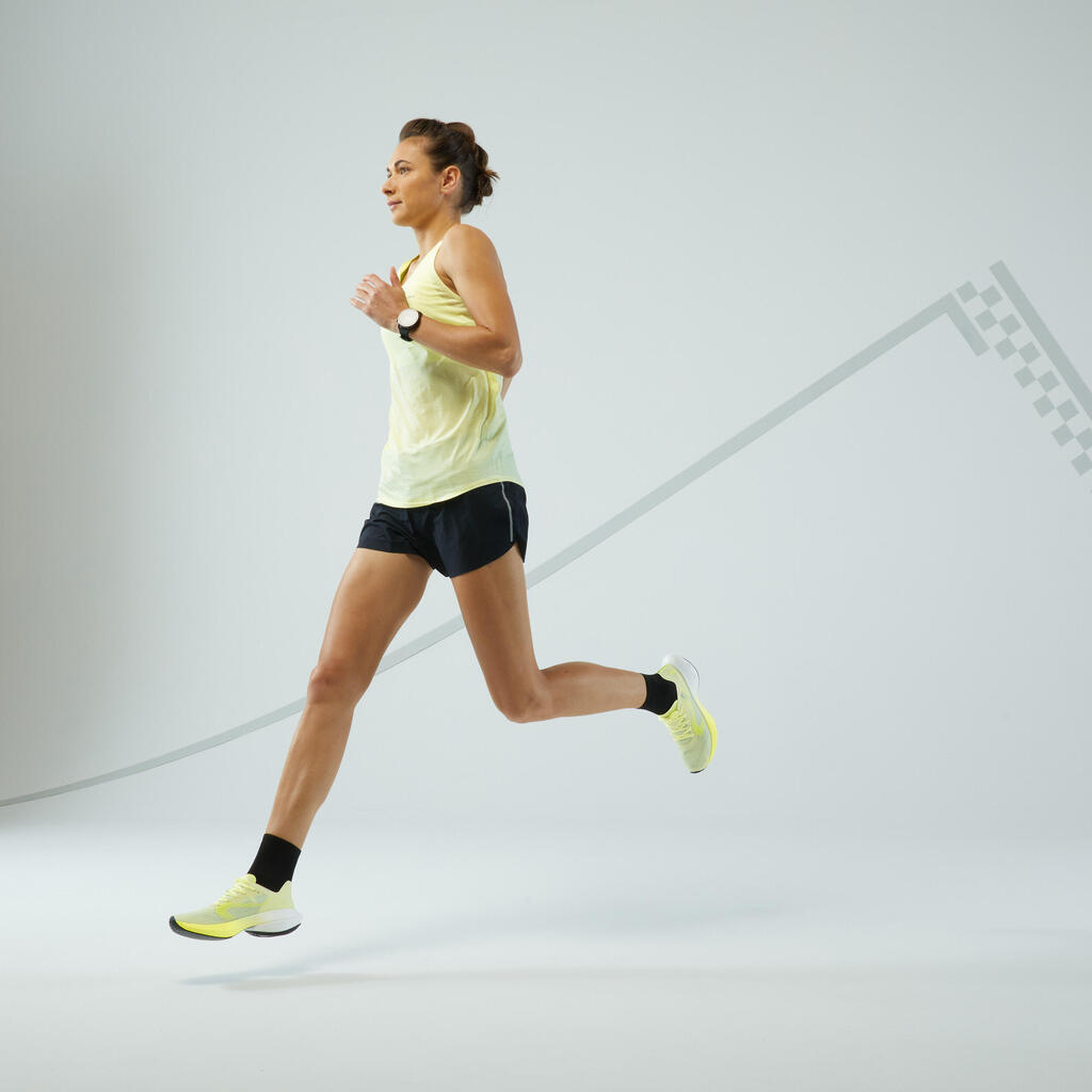 גופיית ריצה לנשים ללא תפרים - דגם KIPRUN Run 500 Comfort צהוב