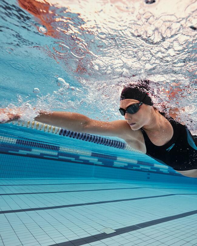 Vrouw met Speedo biofuse zwembril op doet de borstcrawl in het zwembad