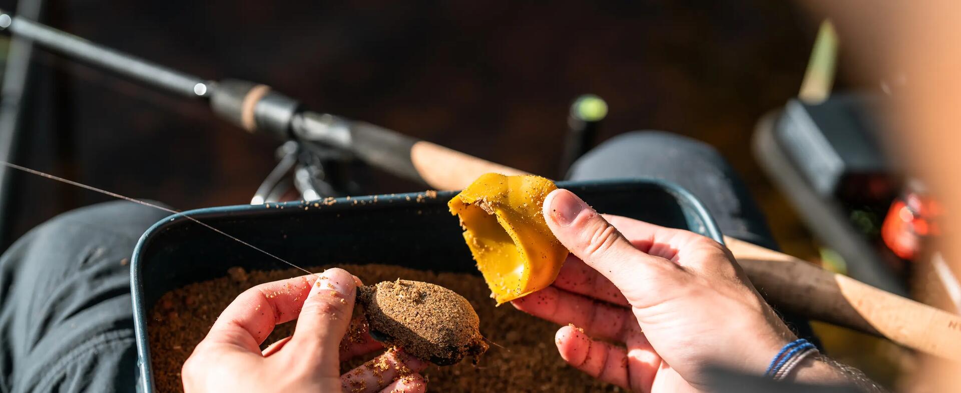 Wędkarz robiący kulkę proteinową na zanęteę