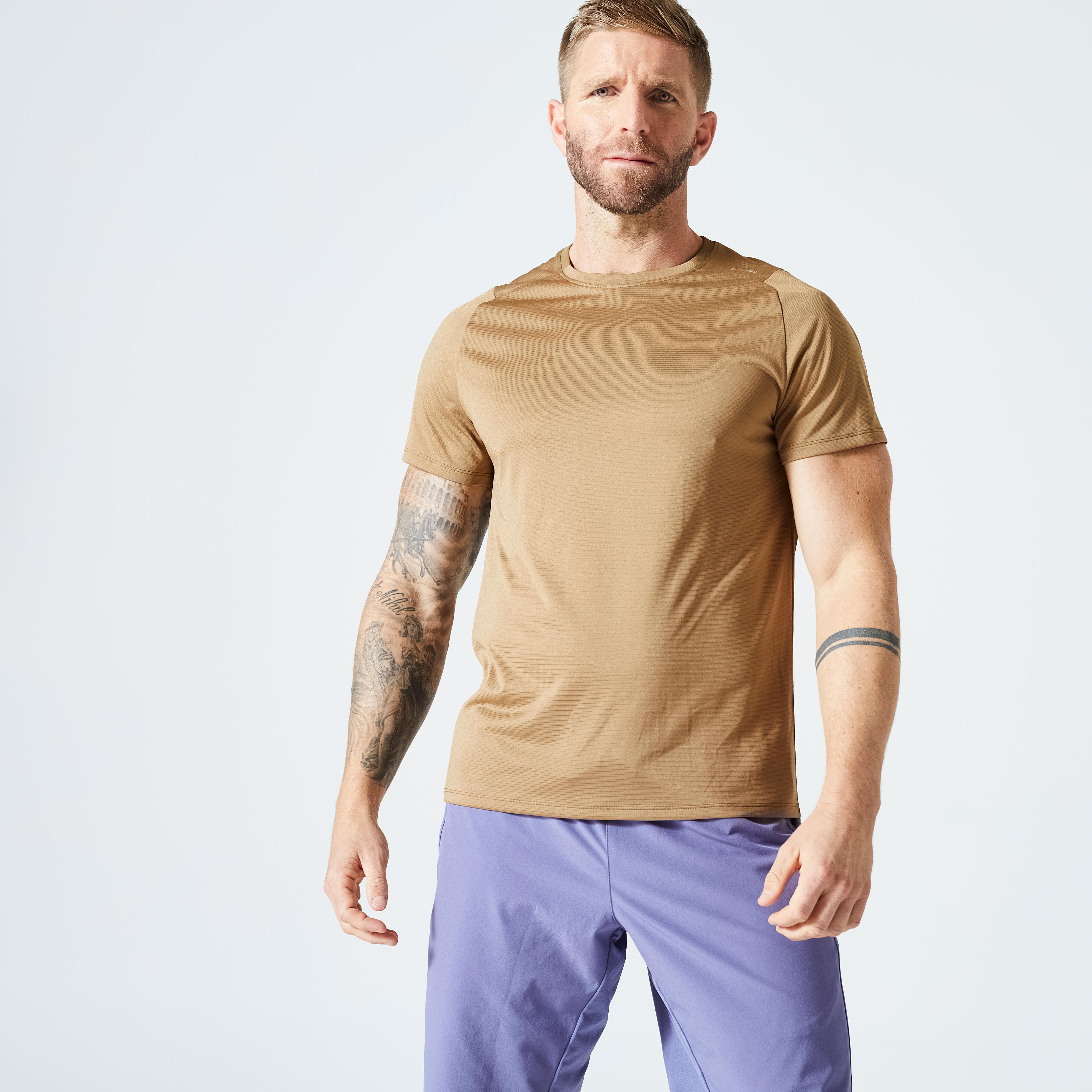 T-shirt fitness traspirante da uomo con scollo rotondo regolare - marrone