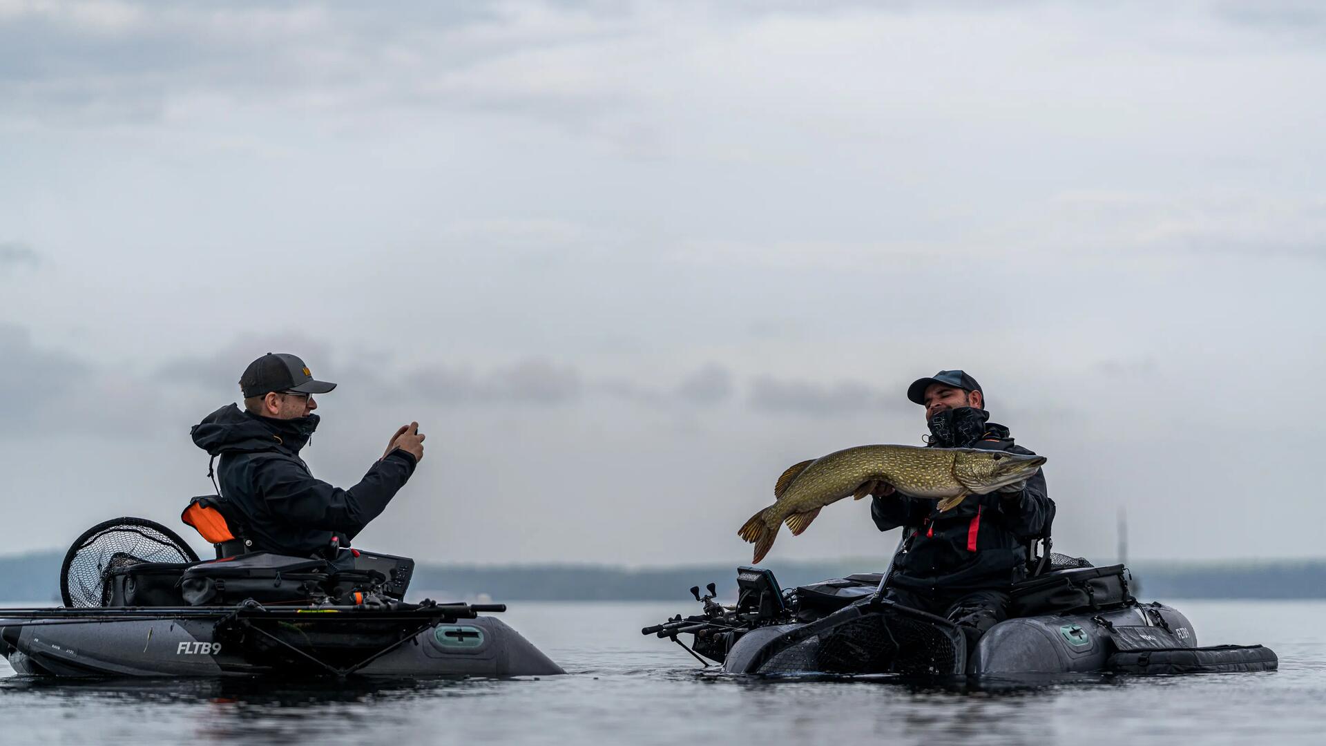 Pêche en float tube avec des amis