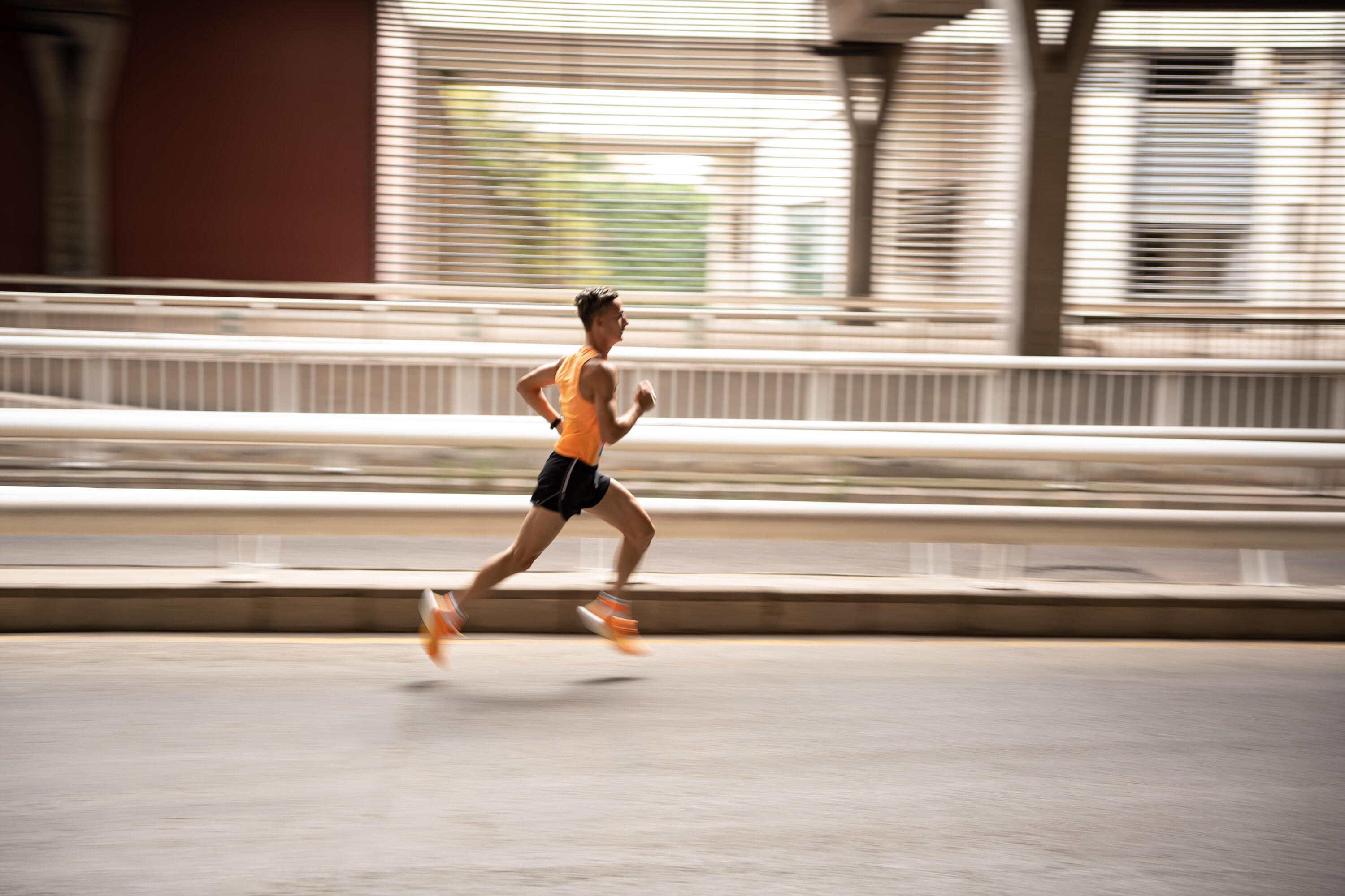 KIPRUN LIGHT MEN'S BREATHABLE RUNNING TANK TOP-MANGO/WAVE 9/11
