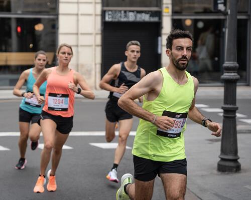 ludzie ubrani w stroje do biegania biegną w maratonie