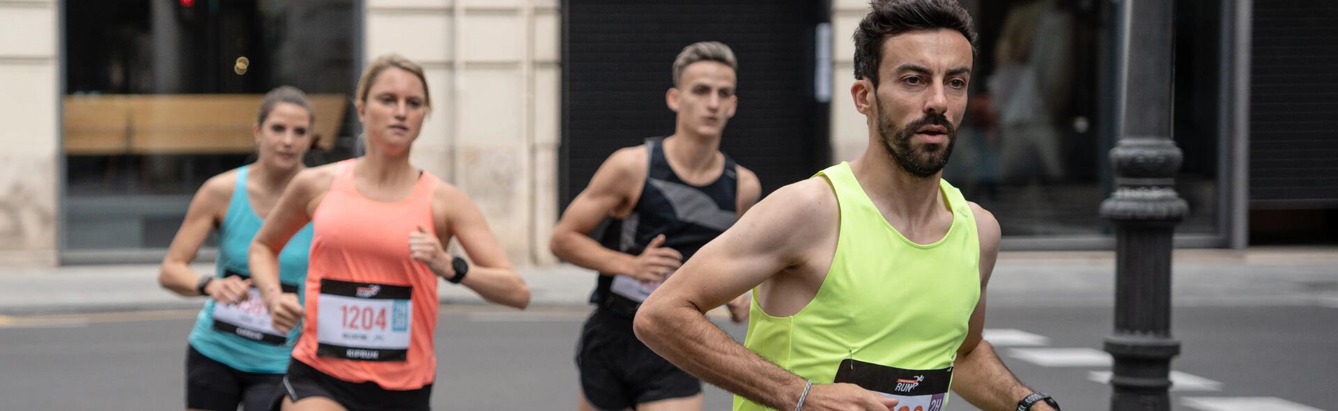 ludzie ubrani w stroje do biegania biegną w maratonie