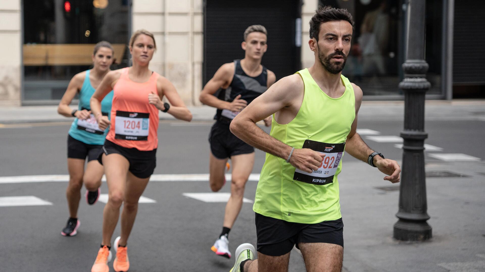 Grupo corriendo media maratón