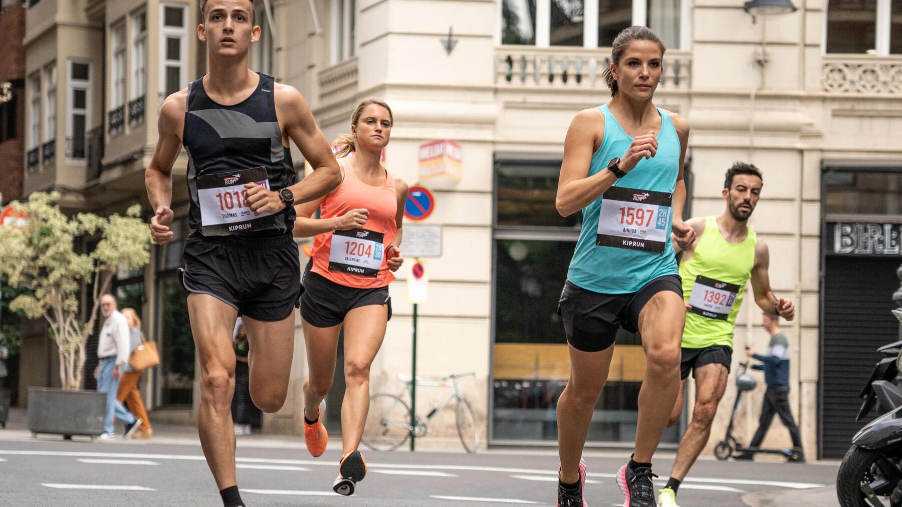 Ludzie w odzieży sportowej biegający w maratonie