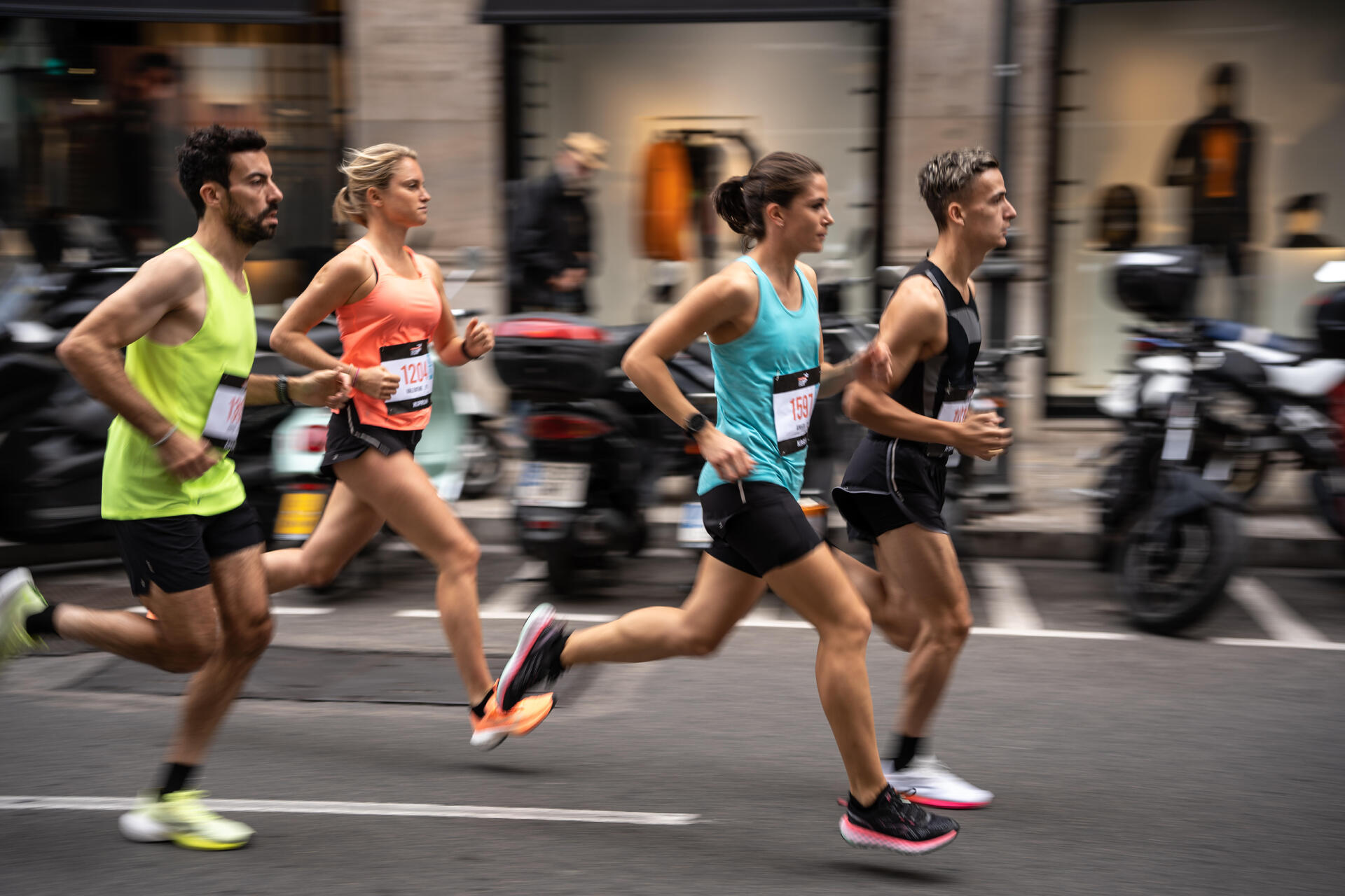Ludzie biegnący w ulicznym maratonie