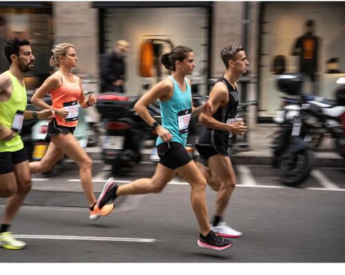 Ludzie biegnący w maratonie w Nowym Jorku