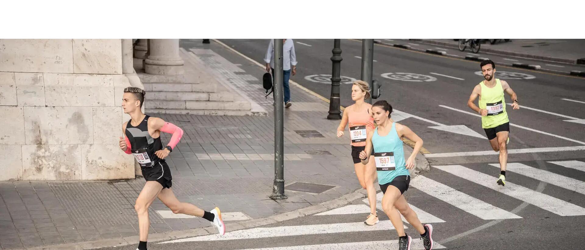 ludzie biegnący w maratonie w strojach do biegania 