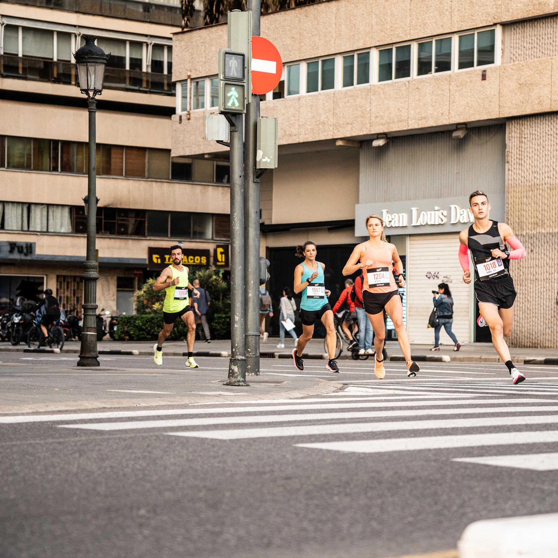 Biegacze w butach treningowo-startowych biegnący maraton